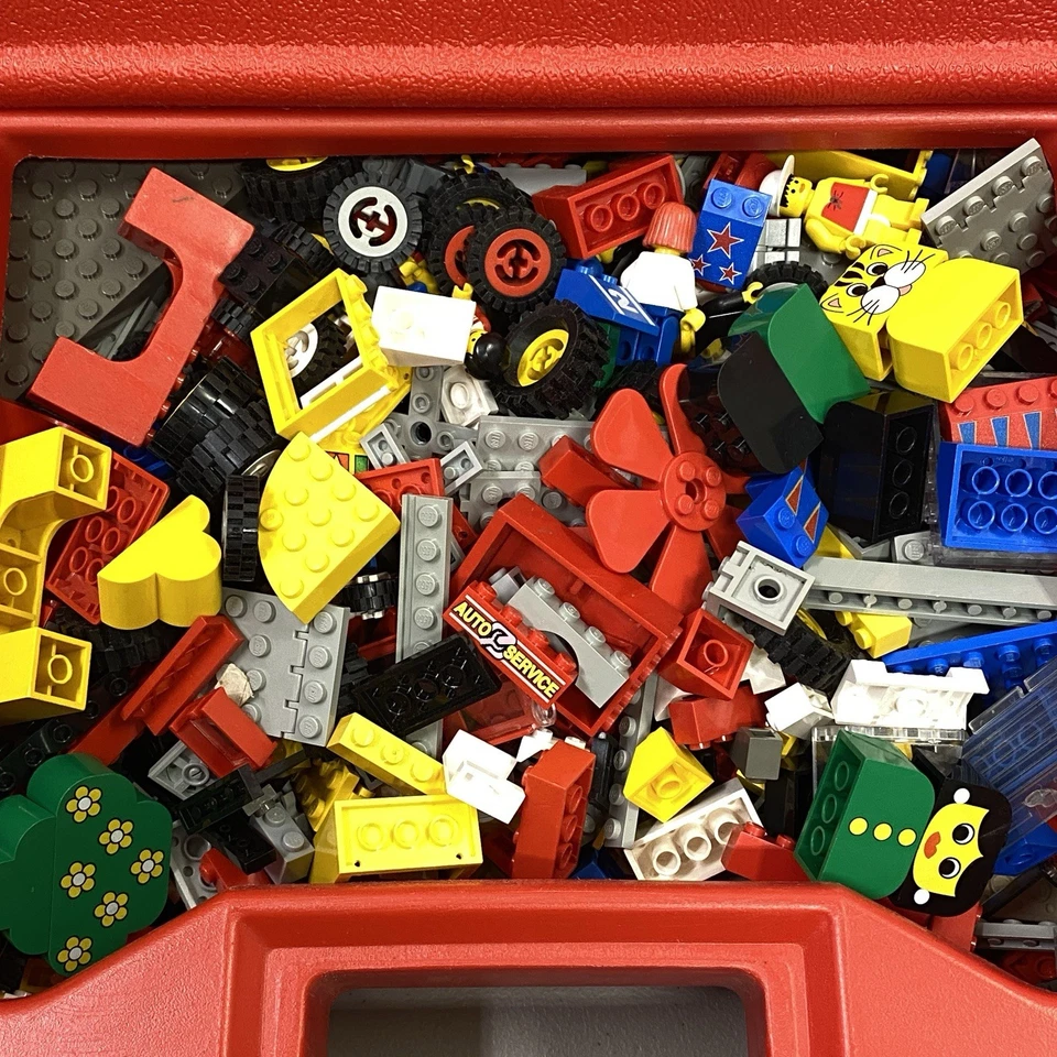Vintage LEGO Lot 5 Lbs Classic City Town Bricks Parts Hard Case + 7 Minifigures - Image 3 of 4
