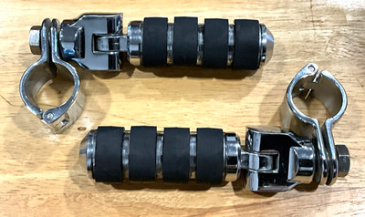Kuryakyn 8032 Small ISO Foot Pegs with 1-1/4  Magnum Quick Clamps
