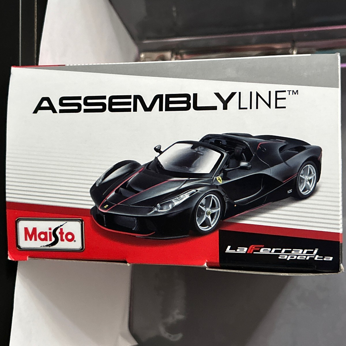Maisto Assembly Line Ferrari LaFerrari Aperta 1:24 Scale Diecast