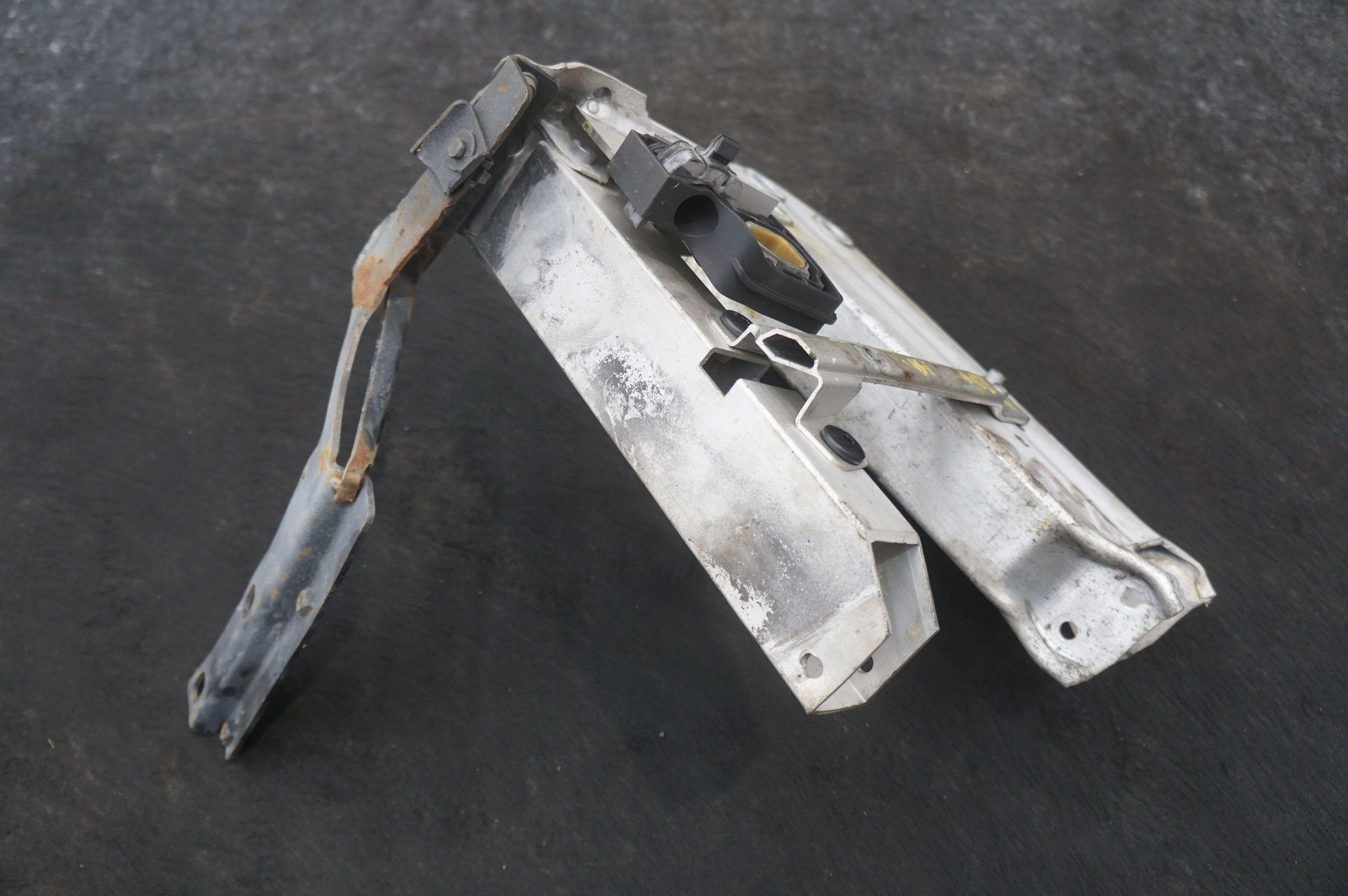 Front Bumper Left Support Bracket 51647158007 Rolls Royce Ghost Series I 2009-14