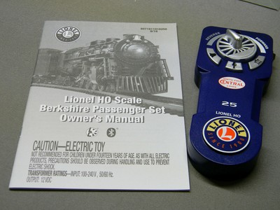 LIONEL HO CHRISTMAS EXPRESS 2-8-4 REMOTE ENGINE & TENDER bluetooth