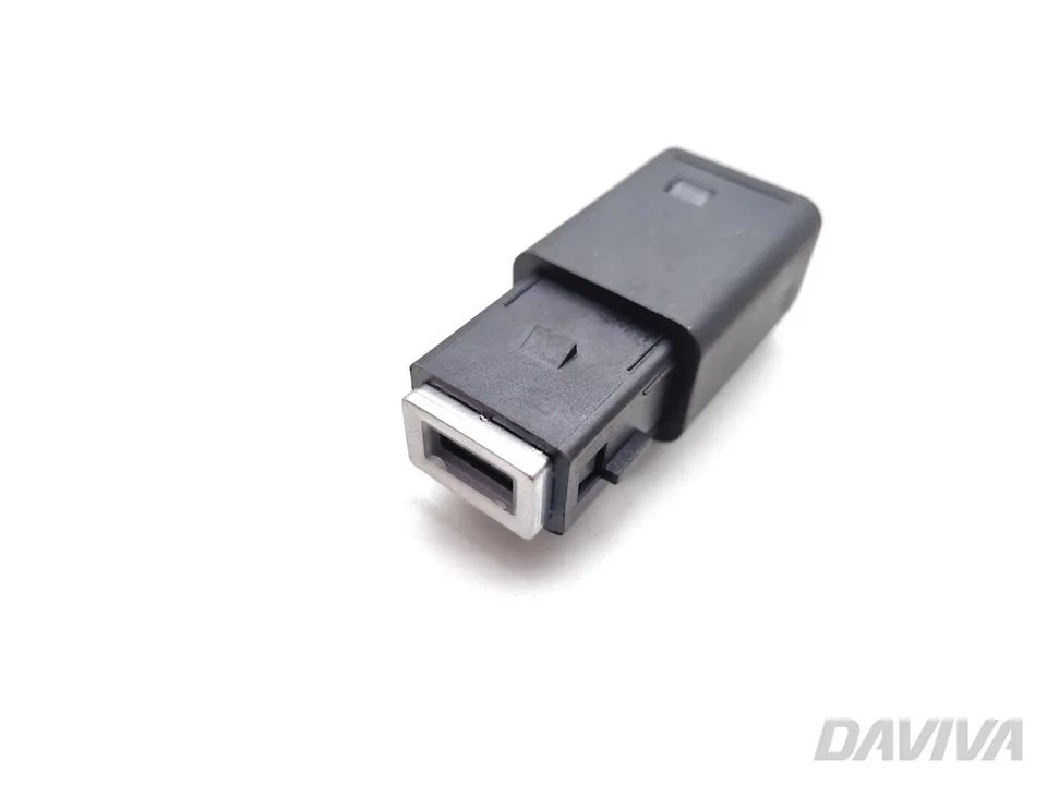 Citroen C4 Connecteur de prise USB 2022 Hayon 4/5dr 98217039DX 9824334377 - Photo 2/4