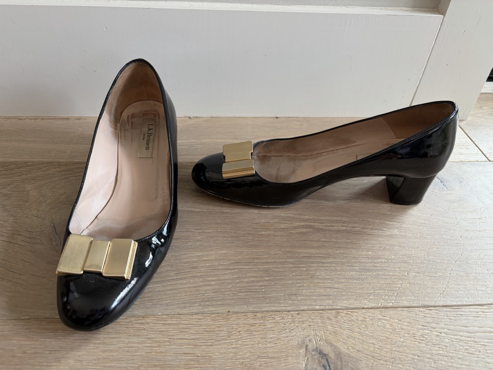 L.K. Bennett London Emelia patent leather black heels metallic brass bow 39 (8)