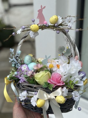 Handgefertigtes Osterkörbchen Blumengesteck Herzstück