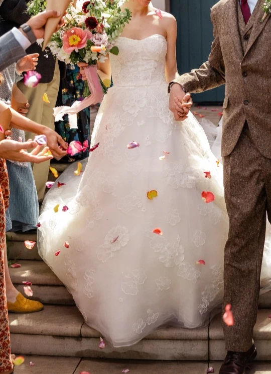 Oscar de la Renta Grace 88E08 Vestido de novia línea A o vestido de baile. Flores de encaje. Foto 3 de 4