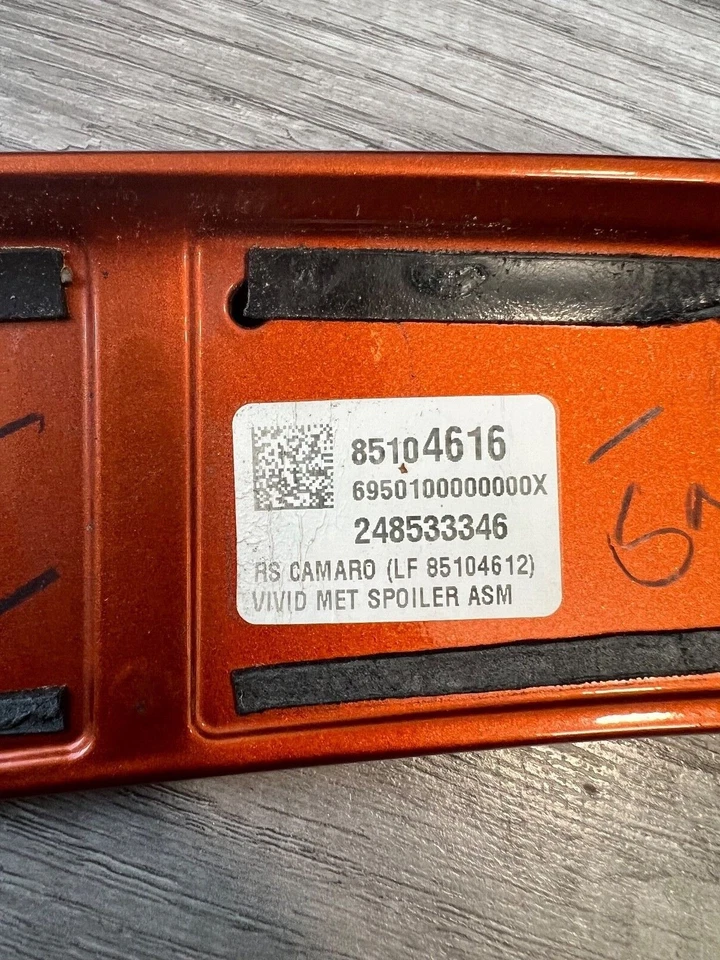 ОРАНЖЕВЫЙ CAMARO 2018-НАСТОЯЩЕЕ ВРЕМЯ ЗАПАСНОЙ ОРИГИНАЛЬНЫЙ СПОЙЛЕР GM ЗАВОДСКОЙ ПОСТАВЛЯЕТСЯ С ВИНТАМИ - Изображение 3 из 4