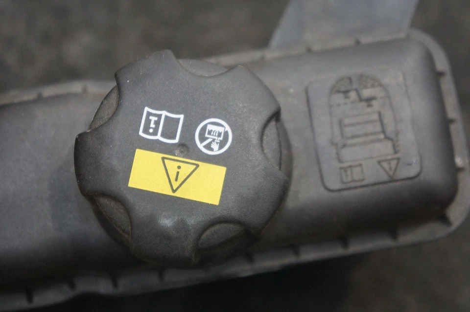 Depósito de dirección asistida OEM 17132284601 Bmw M4 Competition F82 2015-2020 Foto 3 de 4