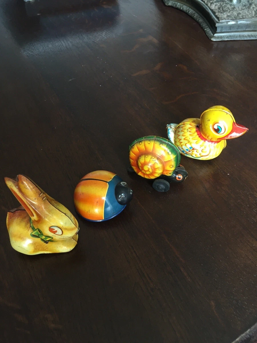 Ensemble de jouets d'un petit jardinier avec une brouette
