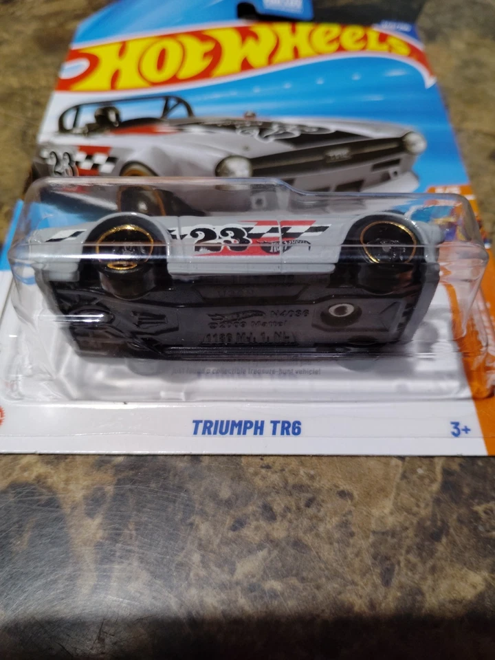 Hot Wheels 2025 Treasure Hunt Triump Tr6 Track Champs Foto 3 de 3