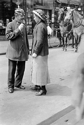 Berlin series the policeman giving a woman informations Historic Old Photo 1