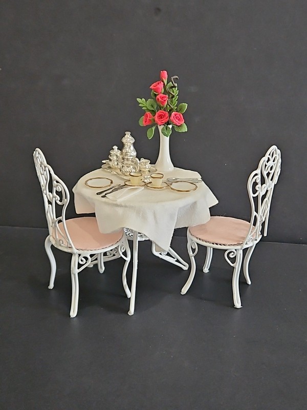 VINTAGE DOLLHOUSE ELEGANT BEAUTIFUL OUTDOOR METAL PATIO SET TABLE & CHAIRS PLUS+