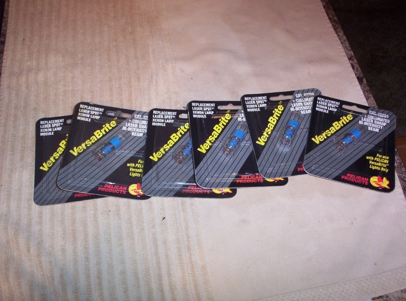 1 2 - VINTAGE VERSABRITE COLLIMATED LASER SHARP HI-INTENSITY BULBS #2204 - NOS