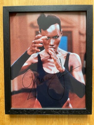 Grace Jones Originalautogramm als May Day in James Bond ''Im Angesicht des Todes''