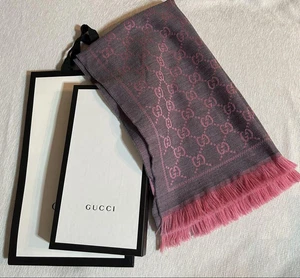 Étole silencieux réversible rose gris Gucci