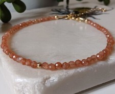 Zierliches 2 mm Sonnenstein und Gold Perlen E...