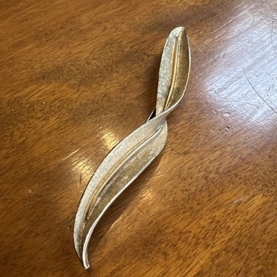 CORO Signed Vntg Long Leaf w/ Twist Gold Pin BroochTextured Gold tone 4.25'' EUC
