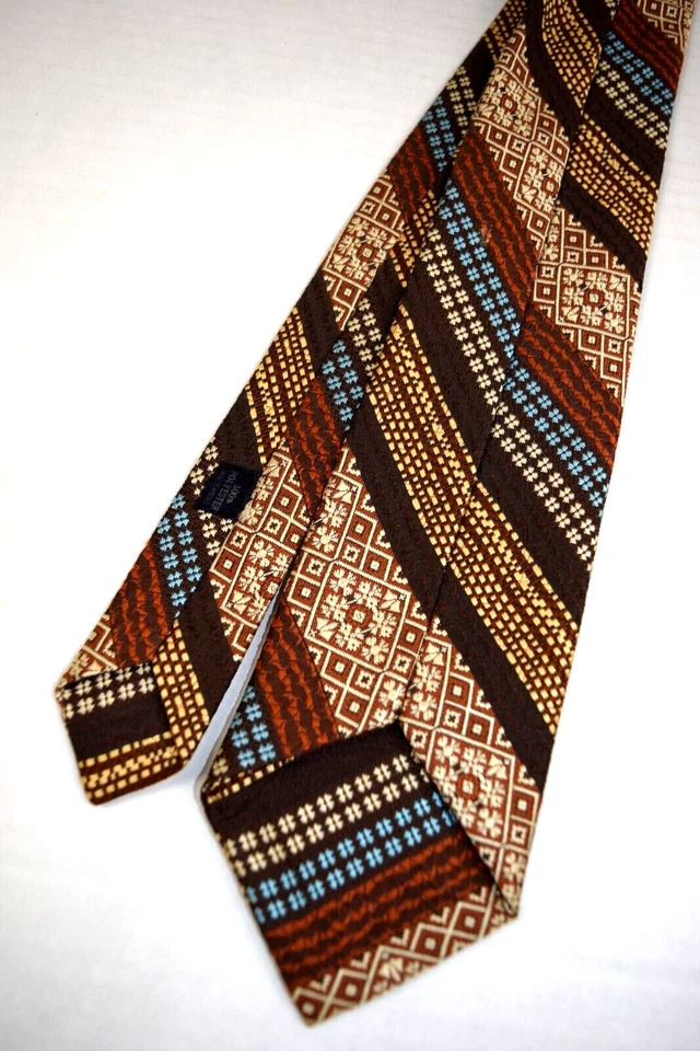 Gravata de pescoço vintage anos 70 poliéster texturizado fantasia marrom bronzeado azul listrado 55" x 3" - Imagem 4 de 4