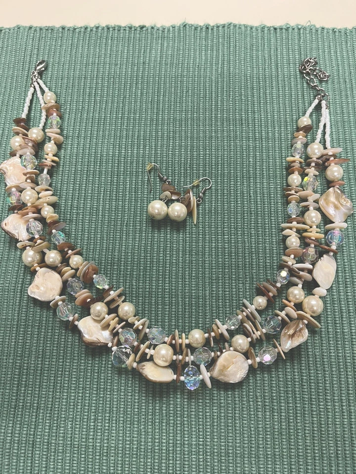 Juego de collar y pendientes colgantes Premier Designs de perlas de imitación, cuentas y concha de mar Foto 2 de 4