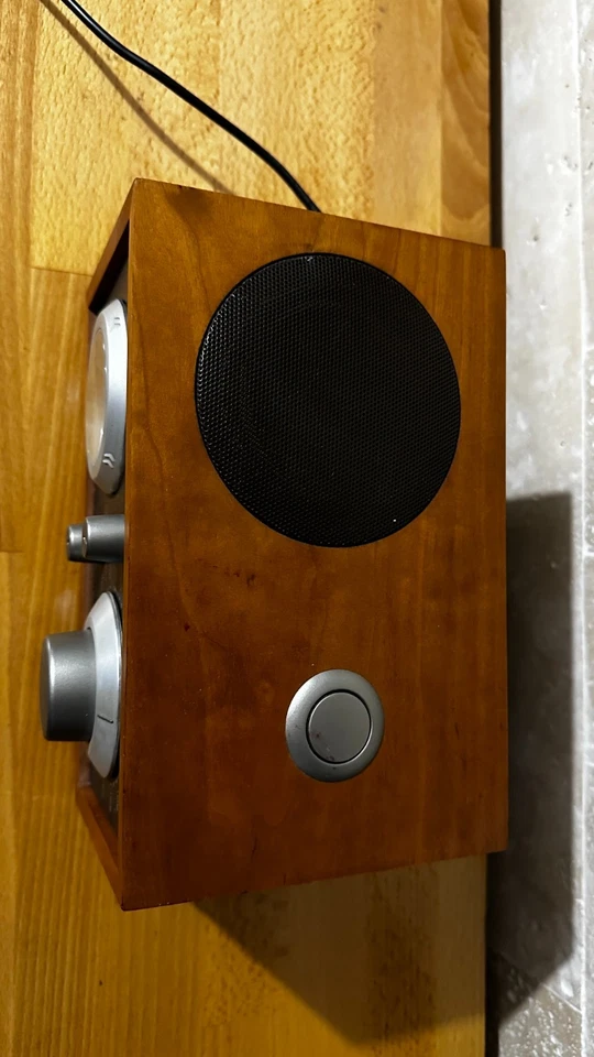 Relógio despertador Tivoli modelo três Henry Kloss madeira e bege - Imagem 2 de 4