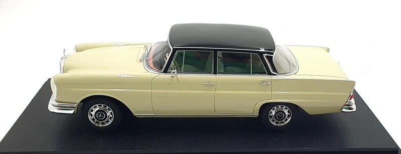 Cult 1/18 Scale Resin CML151-1 - 1966 Mercedes-Benz 220SE W111 White/Black roof - Image 4 of 4