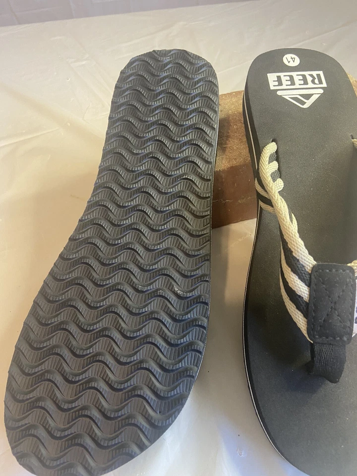 Men's Reef Flip Flops- Black with Beige Stripes on Straps- Brand New- Size 8 - Image 4 of 4