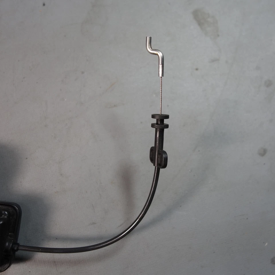 92-97 BMW E36 3-Series Front Right Lower Seat Belt Buckle for Manual Seats OEM — 第 4/4 张图片