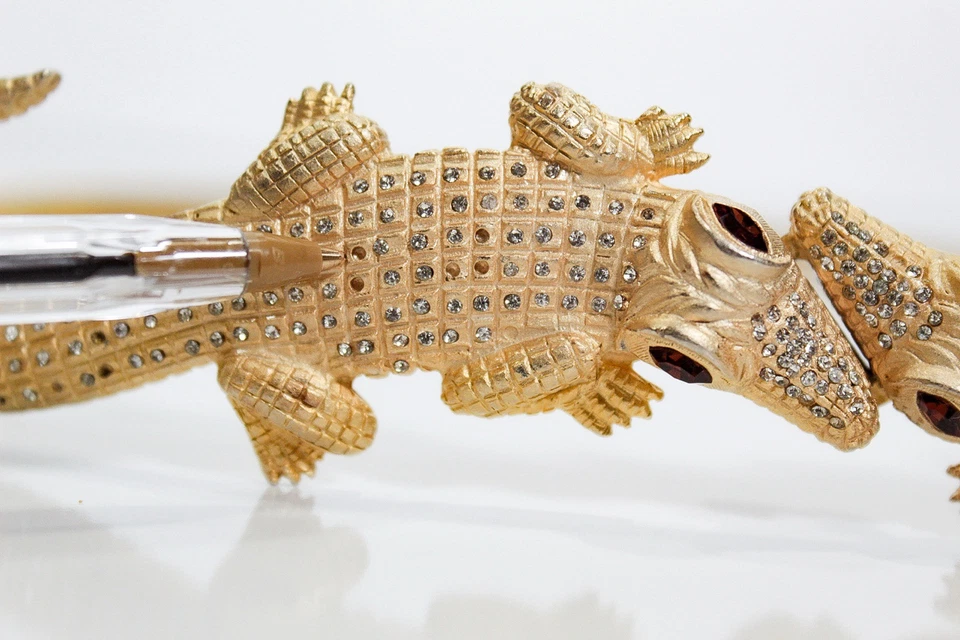 Cinturón de mujer de colección con cadena de serpiente de cocodrilo estrás tono dorado con sello de diseñador Foto 4 de 4