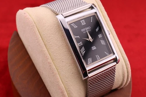 ⌚✨ Vintage Seiko Slim Quartz Gentlemen's Black Dial , Silver Mesh Band Watch