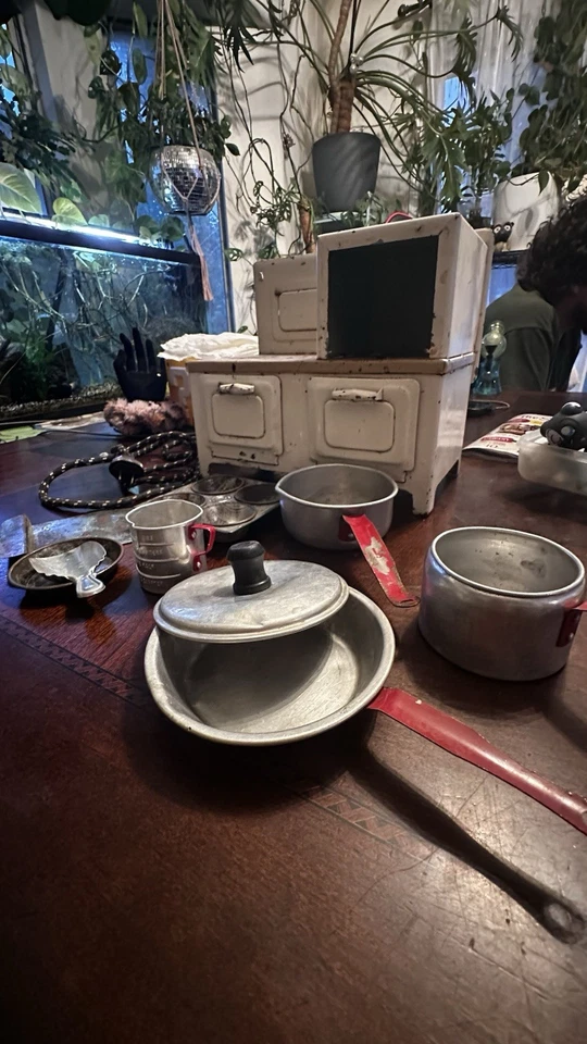 Juego de cocina vintage de metal eléctrico para niños con ollas y sartenes Foto 3 de 4