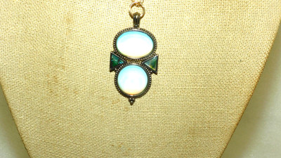 UNSIGNED AEO 2'' DOUBLE MOONSTONE ABALONE PENDANT 18'' CHAIN GOLD TONE