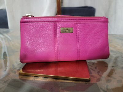 Fossil Women's Pebbled Cow HideLeather Clutch Wallet Zip Snap