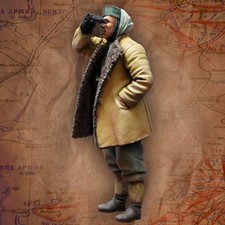 1/35 Scale WWII Soviet Officer Winter Coat Resin Model Figure Unassembled Kit