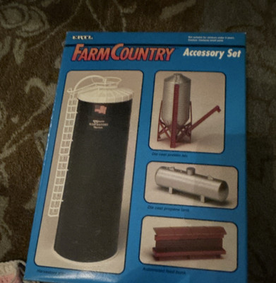 Ertl Farm Country Accessory Set Vintage Die Cast Silo Grain Bin Propane Tank