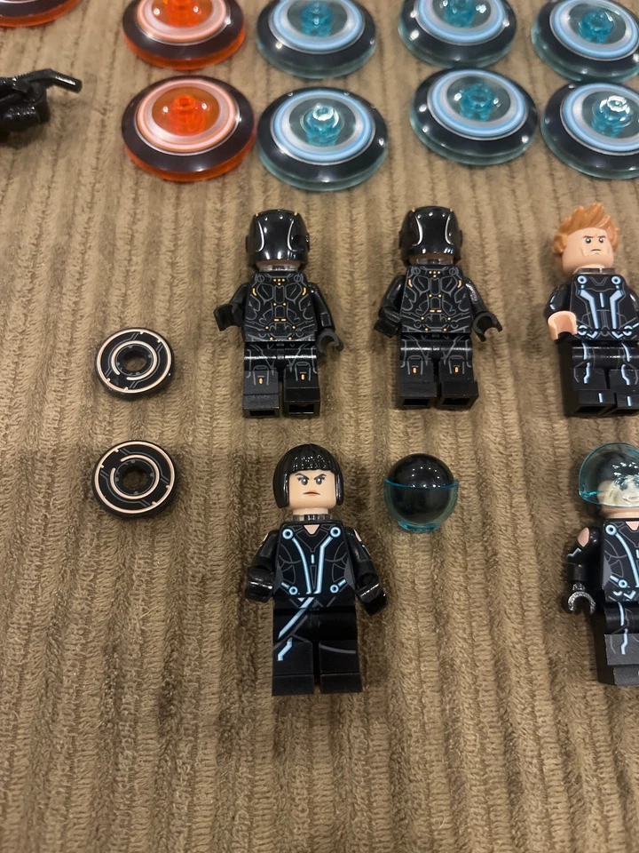 Huge LEGO TRON: Legacy 21314 6 Minifigures plus 6 discs and wheels - Image 2 of 4