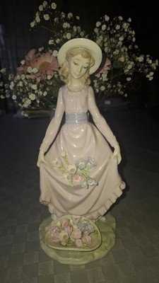 LLADRÓ Porzellanfigur Dame mit Blumen - Hand Made in Spain - Sammlerstück
