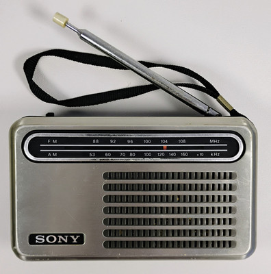 Vintage SONY Transistor AM/FM 2 Band Radio TFM-6100W sounds good!  9V EMERGENCY