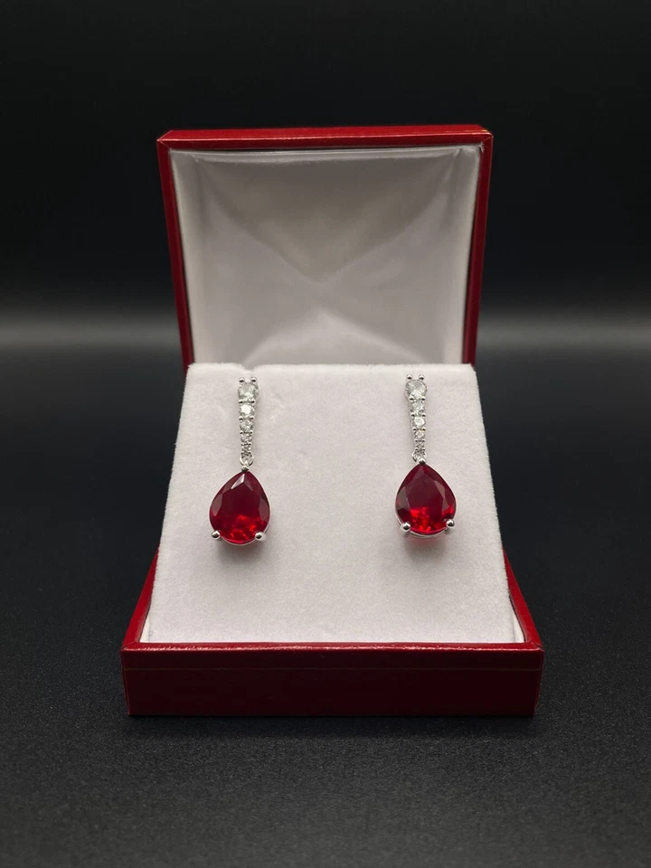 Elegantes Pendientes Gotas Corte Pera Diamante Creado y Rubí Rojo Acabado en Oro Blanco Foto 3 de 4