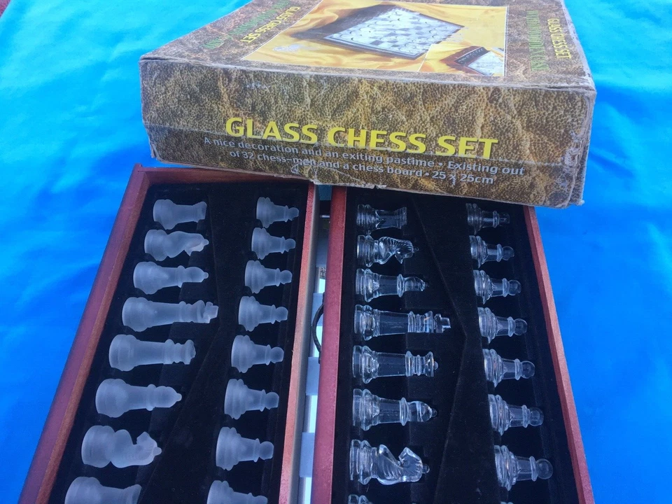 JUEGO DE AJEDREZ DE CRISTAL VINTAGE EN FORMATO MADERA 25\25sm Foto 3 de 4