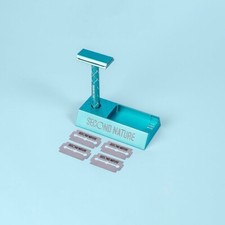 Set da barba tradizionale da uomo con stand azzurro porta rasoio e lamette