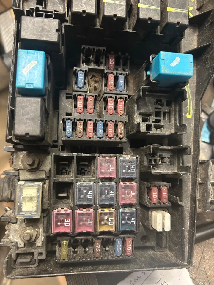 MAZDA 6 2003-2005 2,3 L CAJA DE FUSIBLES AUTOMÁTICA RELÉ DEBAJO DEL CAPÓ OEM Foto 2 de 4