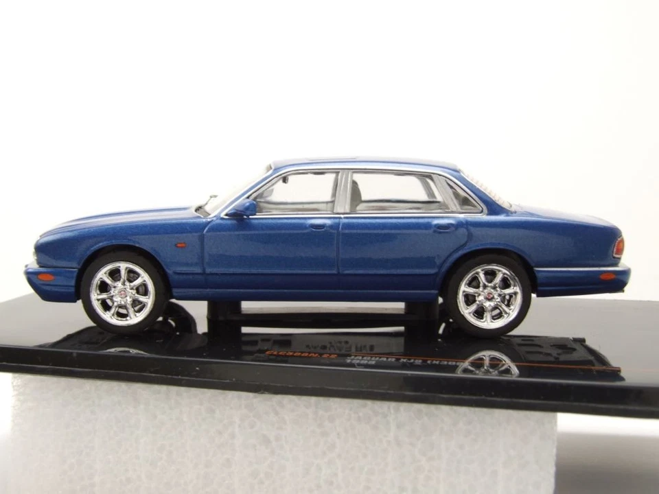 Jaguar XJ8 X308 RHD 1998 blau metallic Modellauto 1:43 ixo models - Bild 3 von 4