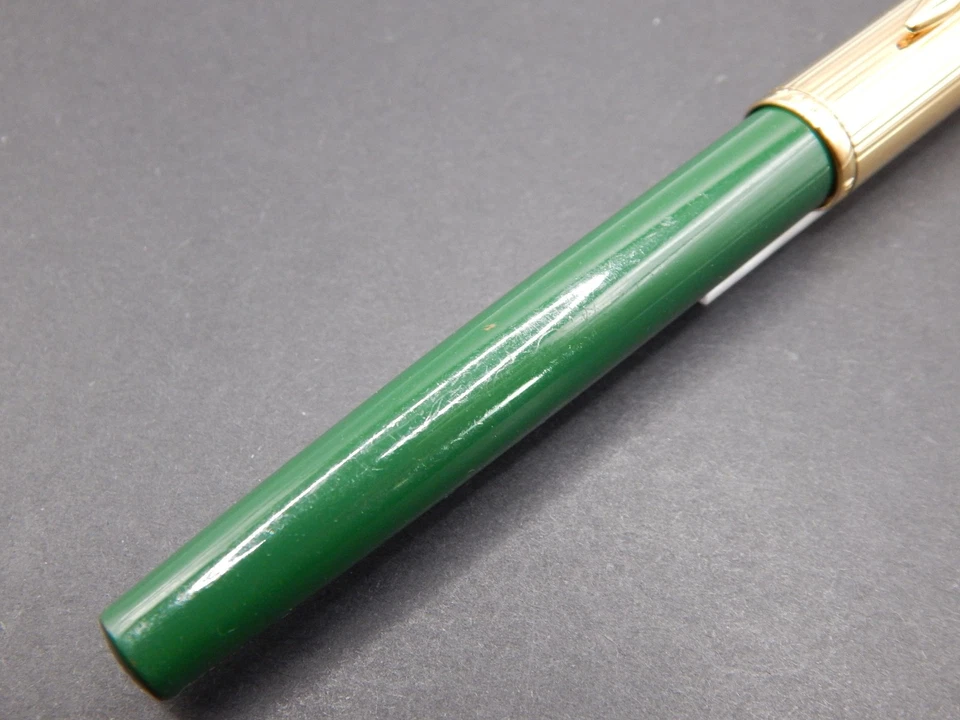 Parker Custom Insignia Verde con Tapa Dorada Roller Ball Foto 4 de 4