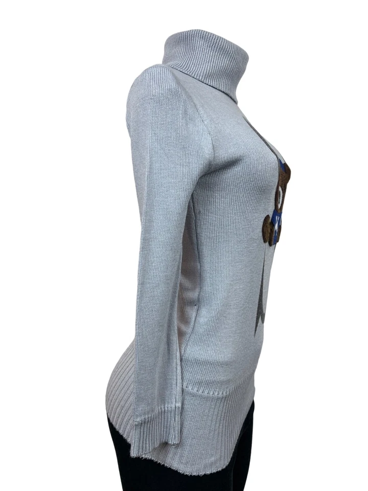 Suéter Hecho a Mano Para Mujer Oso de Peluche Gris con Letra S Cuello Tortuga Talla S Foto 4 de 4