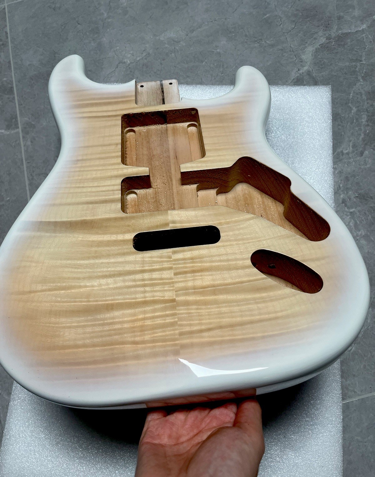 Corpo Chitarra Elettrica AAAA Paulownia Legno, Bianco Lucido Fiamma Acero Impiallacciatura foto 5