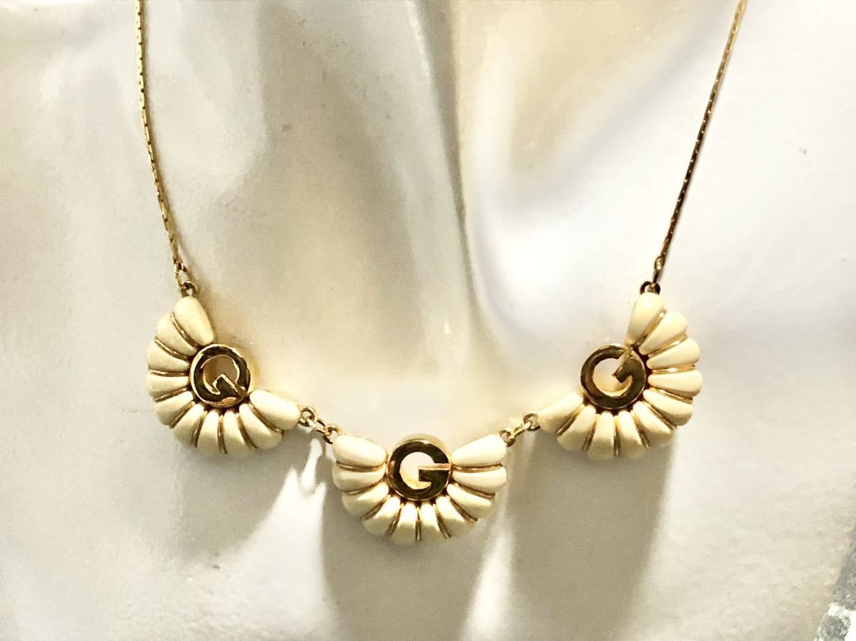 GIVENCHY G Logo Flower Necklace thumbnail 8