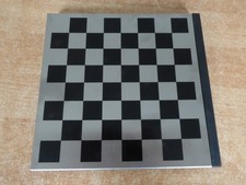 Schickes Schachbrett (ca. 24x 24 x 1,5 cm) aus Metall