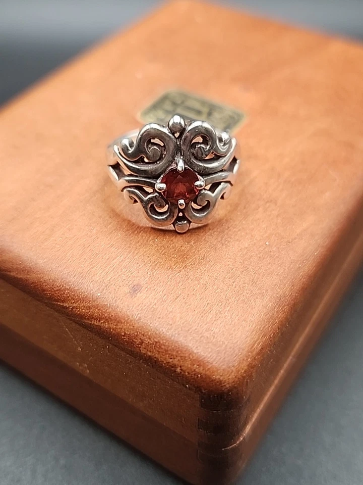 Anillo de encaje español de plata de ley James Avery con granate *Caja no incluida* Foto 2 de 4