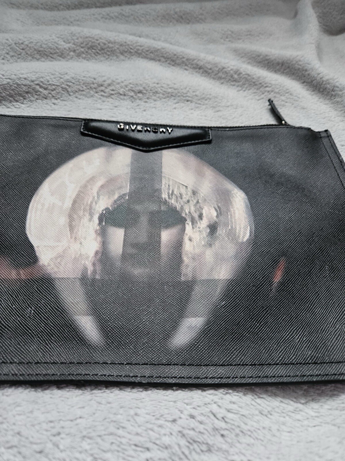 GIVENCHY  Saffiano Antigona Madonna Clutch Black image 2