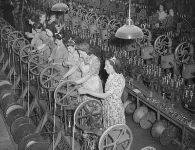 The seven Mills sisters work side by side at a munitions factory i- Old Photo