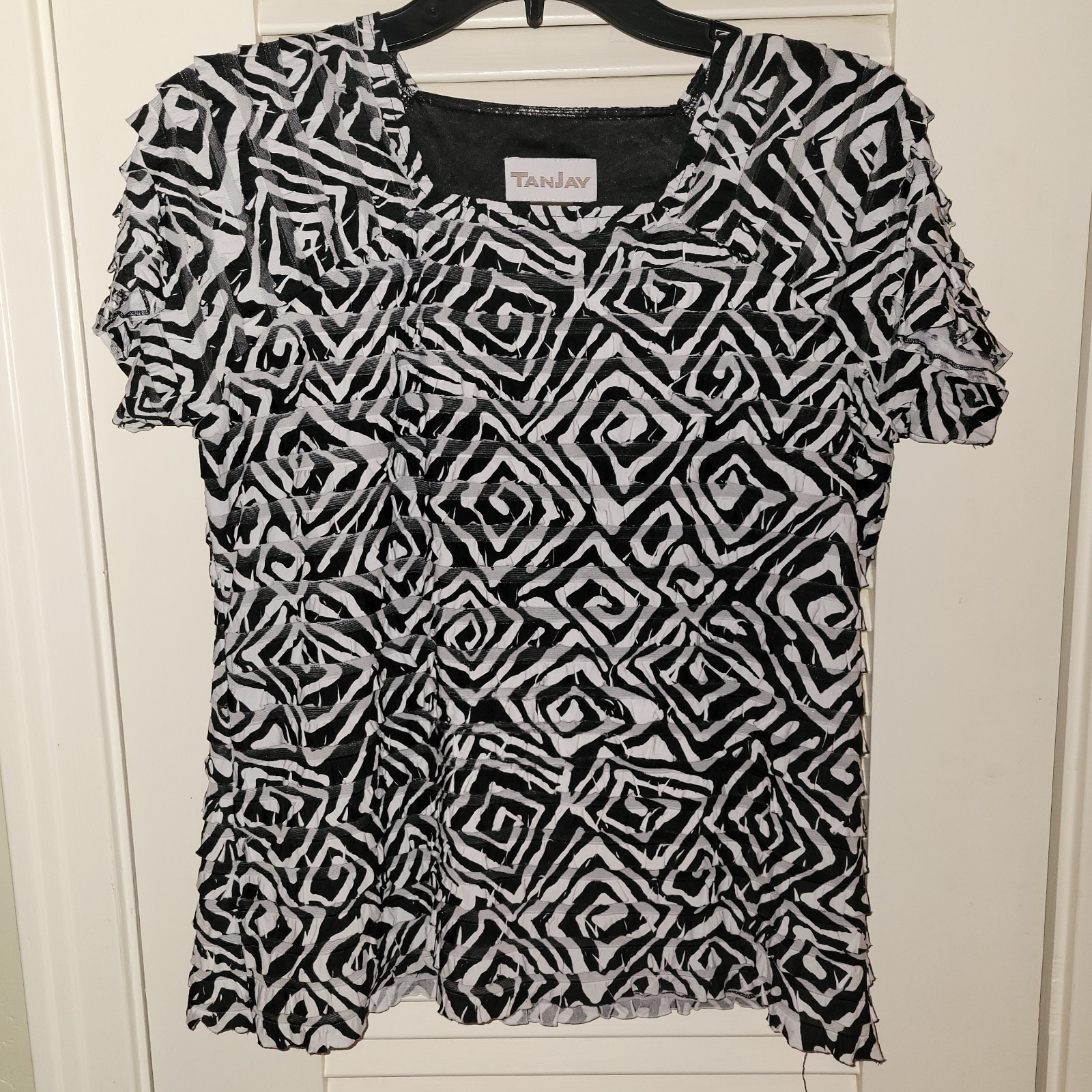 Elegant Women's Blouse in Size Medium - Adorable & Stylish